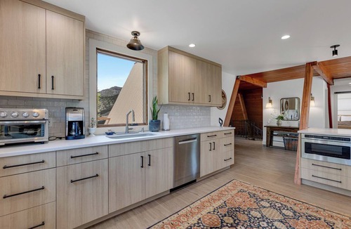 Howard House | River Frontage Pet Friendly Renovated Luxury