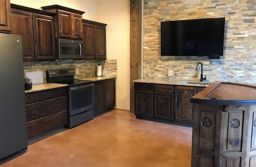 New Braunfels House | River Road Villa #3-Riverfront Property with Stunning Outdoor Kitchen and Living