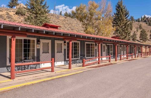 Almont House | River's Edge Retreat: Your Launchpad for Colorado's Outdoor Wonders