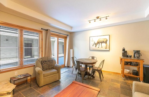 Four O'Clock Apartment | Riverbend Centennial Run Condo: Ski In/Out