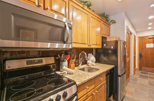 Four O'Clock Apartment | Riverbend Centennial Run Condo: Ski In/Out
