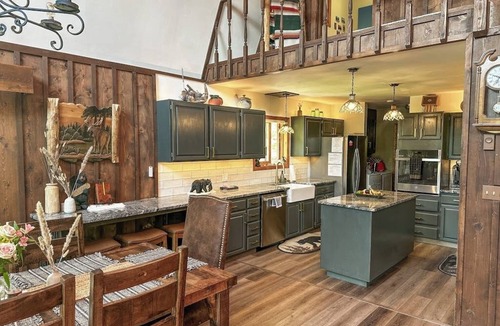 Rio Vista Estates Cabin | Riverfront home w/private deck, sunroom, full kitchen, and free WiFi