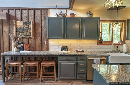 Rio Vista Estates Cabin | Riverfront home w/private deck, sunroom, full kitchen, and free WiFi