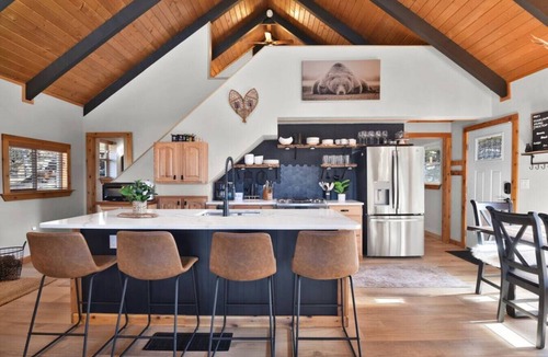 Spring Valley Cabin | Romantic Lakeview Cabin | Hot Tub + Incredible Views