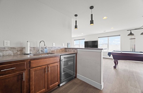 Aurora House | Rooftop Sunset Escape | BBQ & Billiards | Sleeps 8