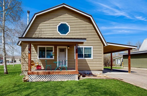 Gunnison House | Roomy Dog-Friendly Home with Seasonal Stream - Easy Access to Outdoor Activities