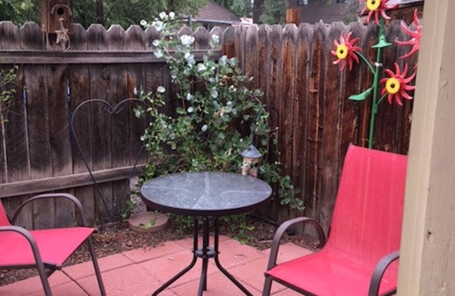 Montrose Cottage | Rose Haven Cottage is a small comfortable home centrally located in Montrose.