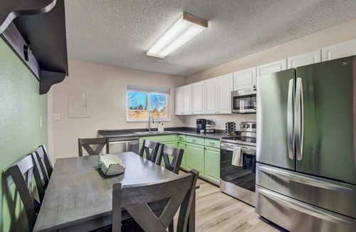 West Colorado Springs House | Runaway Escapade! Hot Tub, BBQ & Fire Pit
