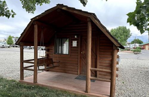 Fruita House | Rustic Extended-Stay Camping Cabin with Scenic Outdoor Amenities near Local Attractions in Fruita, Colorado