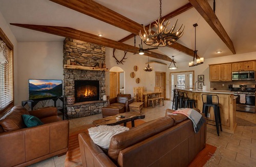 Buena Vista House | 🏔️ Rustic mountain retreat w/stunning views 🫧 Hot tub, barrel sauna & refreshing cold plunge ✨ Two outdoor living spaces with fire table, grill & smoker 💦 Steam shower in primary suite 🍽️ Indoor-outdoor gathering spaces perfect for