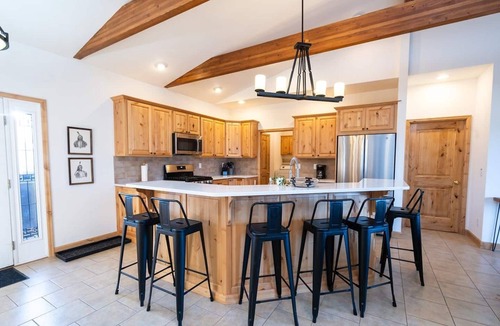 Buena Vista House | 🏔️ Rustic mountain retreat w/stunning views 🫧 Hot tub, barrel sauna & refreshing cold plunge ✨ Two outdoor living spaces with fire table, grill & smoker 💦 Steam shower in primary suite 🍽️ Indoor-outdoor gathering spaces perfect for