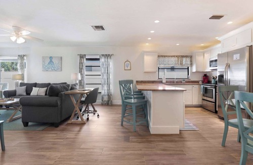 Naples Park House | Salt Water Pool. Walk2Beach. Coastal Home Sleeps 9