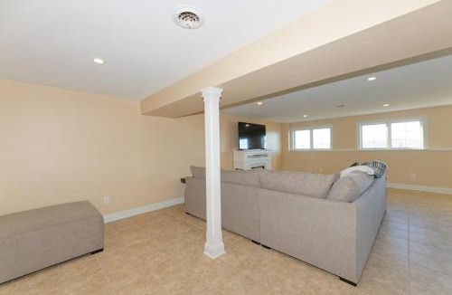 Saratoga Springs House | Saratoga Lake Front No 2 minutes to The Track