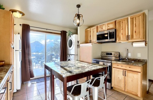 Twin Lakes Cabin | Scenic Mountainside Cabin with BBQ and Fast WiFi