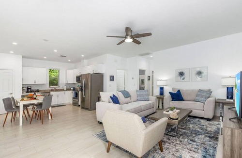 Naples Park House | Sea Glass Retreat. Beach*Wine*Dine*Relax. Repeat