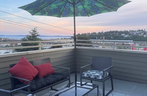 West Queen Anne House | Seattle Queen Anne Retreat – Rooftop Deck, Family-Friendly, Prime Location, AC