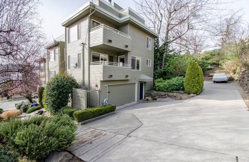 West Queen Anne House | Seattle Queen Anne Retreat – Rooftop Deck, Family-Friendly, Prime Location, AC