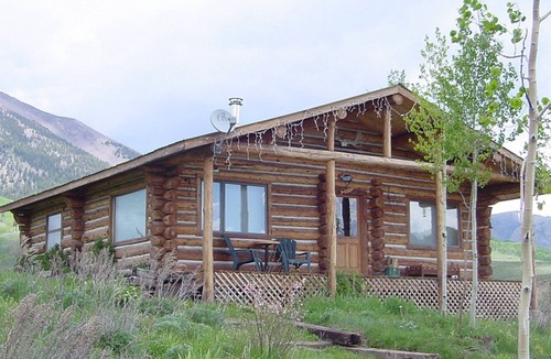 Gunnison Cabin | Secluded Cabin w/hottub, petfriendly, firepit, 20min to town, fish hunt slps 2