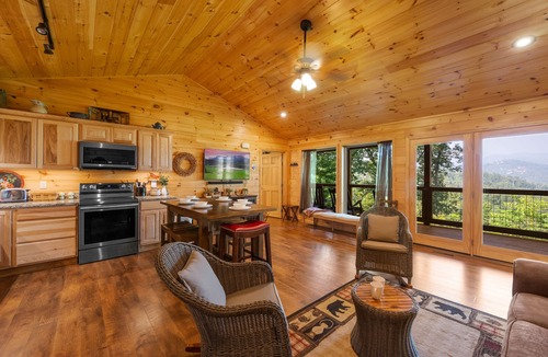 Gatlinburg Cabin | Secluded Getaway/King bed/Fire Pit/Hot tub/10 Min to Gatlinburg+Pigeon Forge