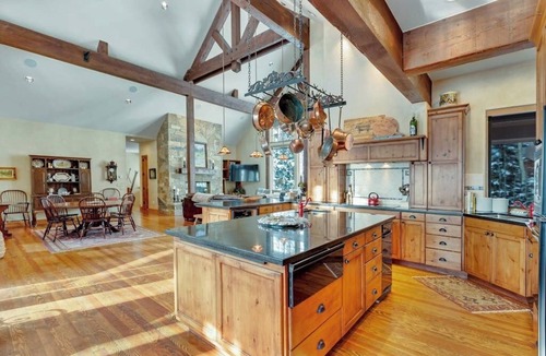 Mount Crested Butte House | Secluded luxury cabin w/game room & mountain views - close to skiing