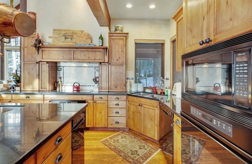 Mount Crested Butte House | Secluded luxury cabin w/game room & mountain views - close to skiing
