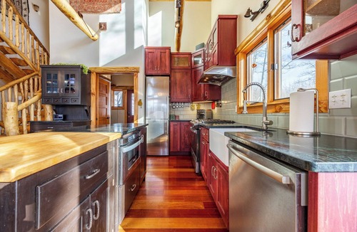 Michigan Hill Cabin | Secluded Sauna Aspen Treehouse Incredible Views