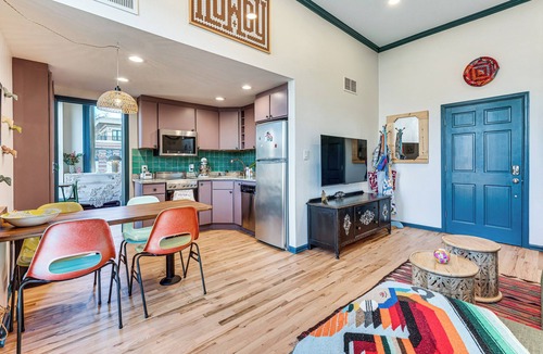 Golden Apartment | Shop, Dine, Unwind! Couples Retreat in Dtwn Golden