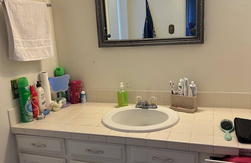 Aurora House | Short or Long Term 1 bedroom with bathroom in central Aurora