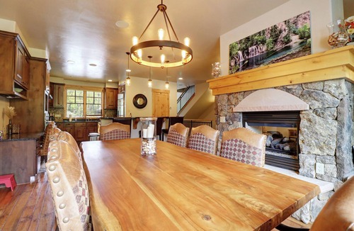 Copper Mountain Village House | Short Walk to Ski Lift & Private Hot tub. 39C