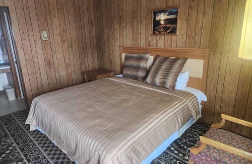 Quinter Hotel | Simple Yet Functional Room w/Comfy Bed Near Shiloh Vineyard for Wine Enthusiast