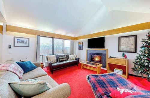 Carrabassett Valley House | Ski-in/ski-out mountainside townhouse w/fireplace, fast WiFi, washer/dryer