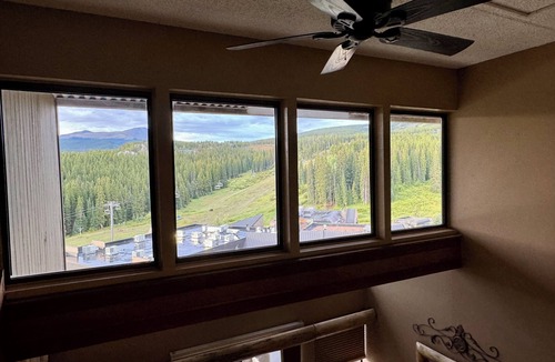 Peak 9 Condo | Ski-In/Ski-Out, Hot Tubs, Pools, Amazing Views! Walk/Shuttle to Town!