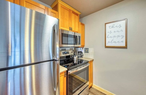 Copper Mountain Village Condo | Ski-view condo with hot tub & fitness room - walk to lifts & dining