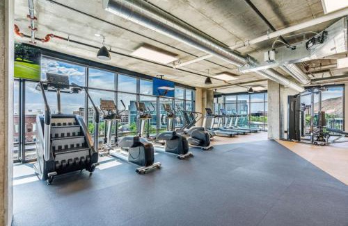Rio Grande Apartment | Sky High Views Lux 2bd 2ba Rooftop Pool HTub Gym