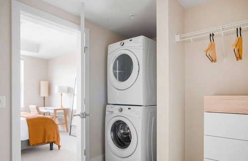 Hale Apartment | Sleek Congress Park 1BR w/ Gym & Pool, near shops & dining, by Blueground