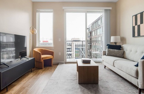Hale Apartment | Sleek Congress Park 1BR w/ Gym & Pool, near shops & dining, by Blueground