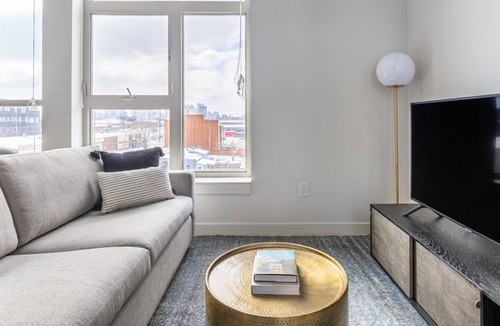 River North Art District Apartment | Sleek RiNo Studio w/ Gym, Roof Deck, in Brewery District, by Blueground
