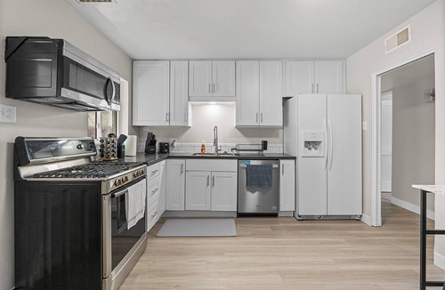 Jewell Heights - Hoffman Heights House | Sleeps 12 · Game Room · Foosball · Yard BBQ · 3BR Near Anschutz & Denver