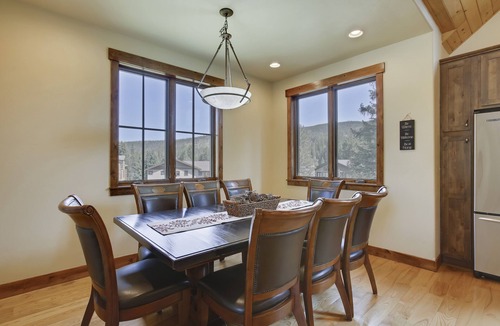 Old Town House | Slopeside Villa 126 I Ski Views I Private Hot Tub I Bunks I Steam Shower I Discounted Attractions