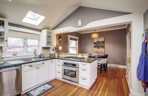 Golden House | South Table Trail Retreat – 2BR/3 Beds with Yard + Views