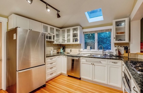 Golden House | South Table Trail Retreat – 2BR/3 Beds with Yard + Views