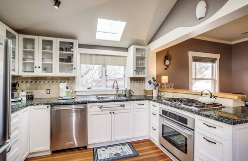 Golden House | South Table Trail Retreat – 2BR/3 Beds with Yard + Views