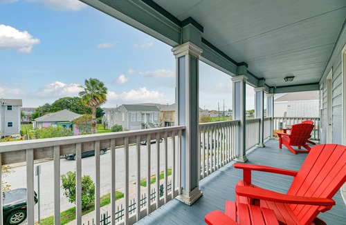 San Jacinto House | Spacious 2-story house nestled just 3 blocks away from the picturesque seawall!