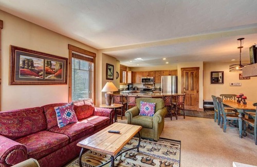 Christie Heights Condo | Spacious 2BR Thunder ski-in condo w/hot tubs & pools - walk to town & gondola!