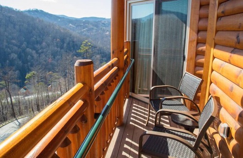 Gatlinburg Villa | Spacious 3-bedroom cabin — 2,746 sq ft, sleeps up to 12 — full kitchen, in-unit washer/dryer and multiple living areas with balcony mountain views. Enjoy on-site Wild Bear Falls indoor water park, heated pools, award-winning spa, and dining.