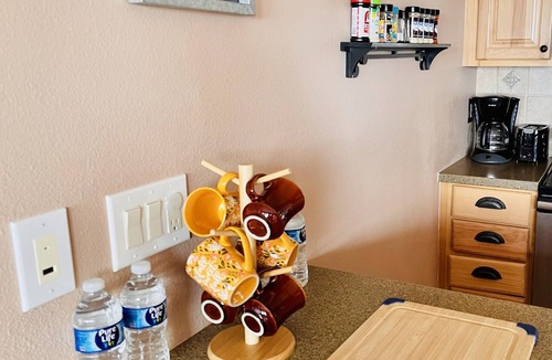 Golden Apartment | Spacious 3bed - Private Deck - Mountain Views - Hike, Bike, & Red Rocks!