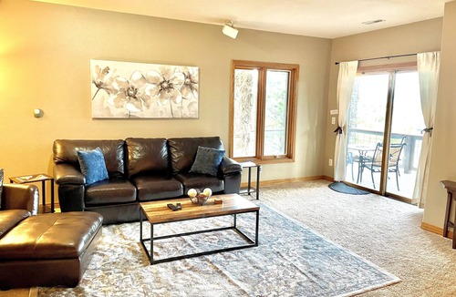 Golden Apartment | Spacious 3bed - Private Deck - Mountain Views - Hike, Bike, & Red Rocks!