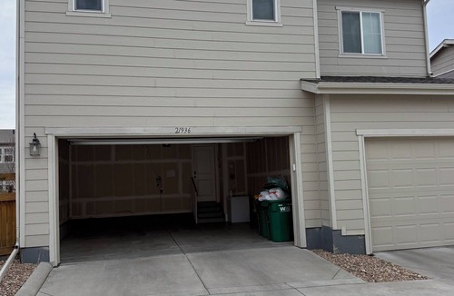 Aurora House | Spacious 3BR Aurora Townhome AC + Gym