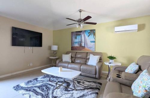 Ridge Wood Heights House | Spacious 3BR Sarasota Family Home 12 Min to Siesta Key Beach