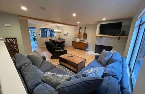Lakewood House | Spacious 3BR Townhome-Easy Mountain & City Access.